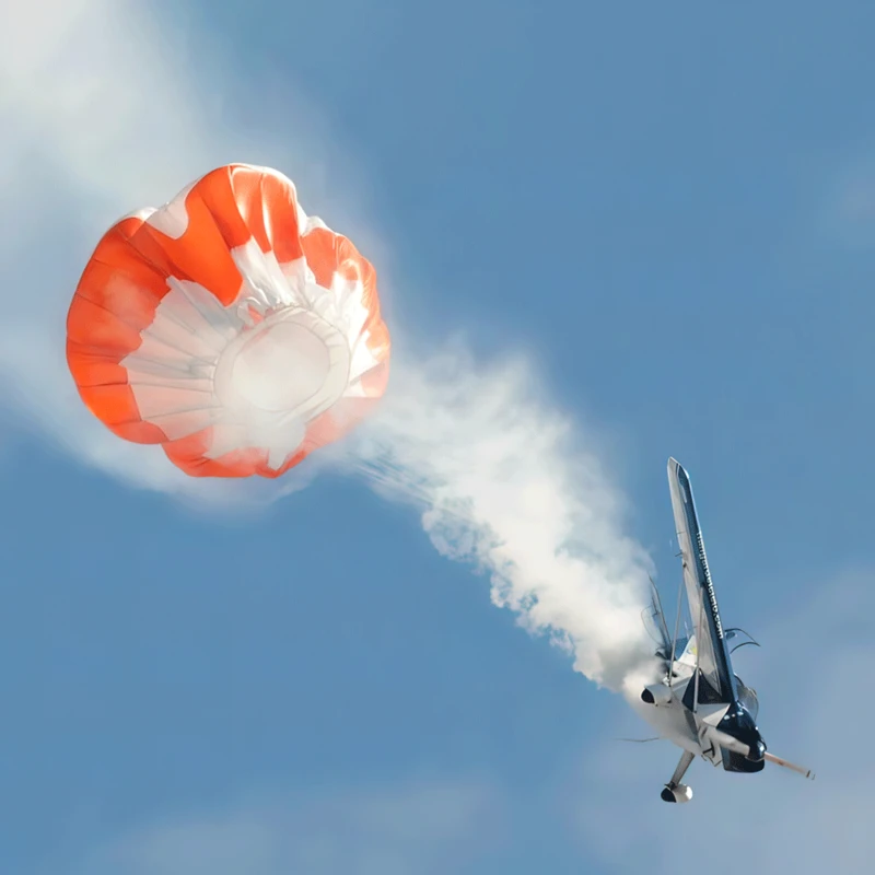 Un avin acrobtico Rans-7 al que se le desprendi un ala durante una exhibicin area en Argentina en agosto de 2010. Muestra el paracadas de emergencia BRS Aerospace (Ballistic Recovery Systems) que se despleg y salv la vida del piloto. Foto: BRS Aerospace